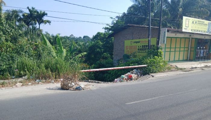 jalan_siantartanah_jawa_terancam_longsor_badan_jalan_miring_dan_retak