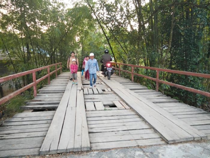 jembatan_kayu_di_kelurahan_sarudik_rusak_lagi