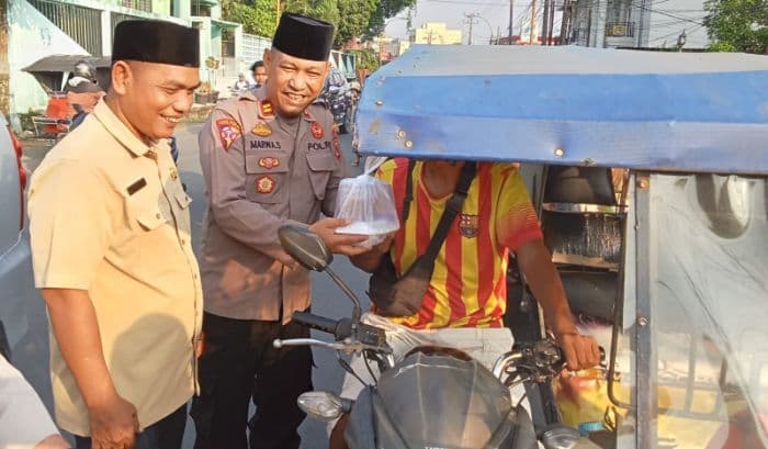 polsek_sambas_lkbh_sumatera_dan_wartawan_berbagi_ratusan_takjil_di_sibolga