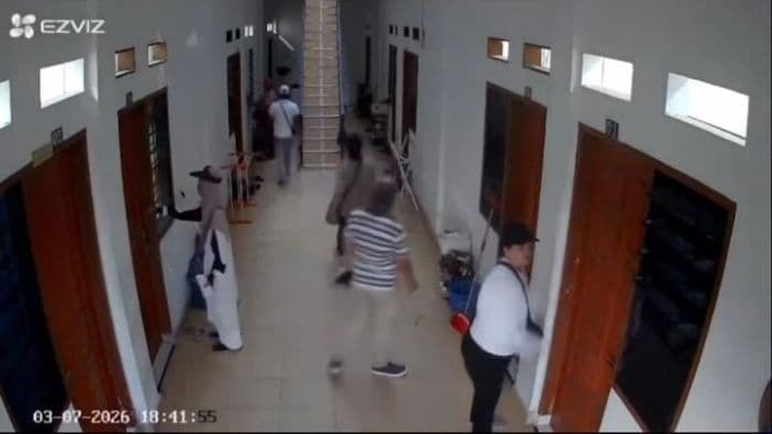 viral_tujuh_orang_ketuk_pintu_kamar_kos_di_medan_ini_tujuannya_