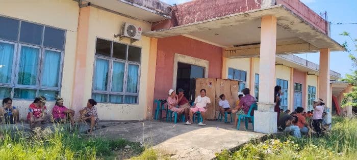 warga_kota_sibolga_datangi_gudang_penyimpanan_bantuan