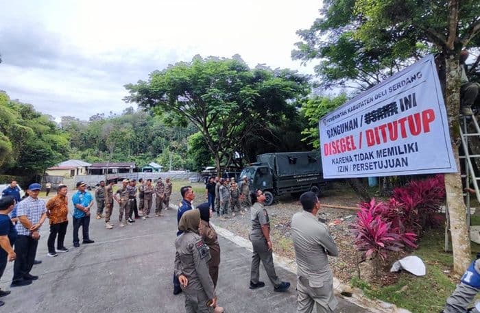 satpol_pp_segel_bangunan_gedung_di_lingkungan_pemakaman_sibolangit