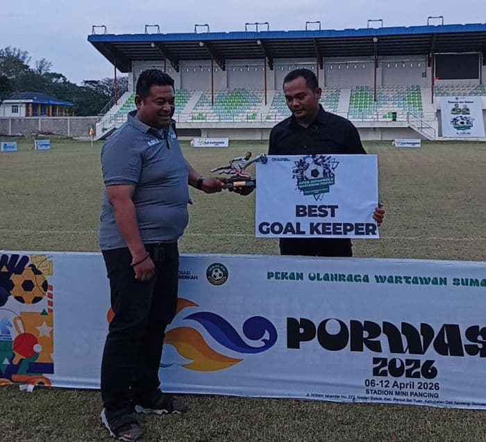adi_syahputra_lubis_raih_penjaga_gawang_terbaik_porwasu_2026_bersama_mistar_fc