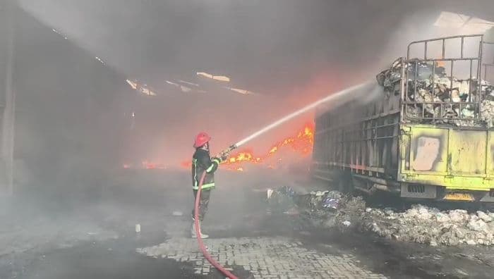 damkar_sebut_asal_api_kebakaran_gudang_ekspedisi_di_jati_medan_terkendala_asap_tebal