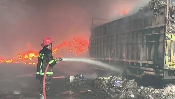 kebakaran_gudang_ekspedisi_di_medan_timur_dua_motor_hangus_dan_ribuan_paket_terbakar