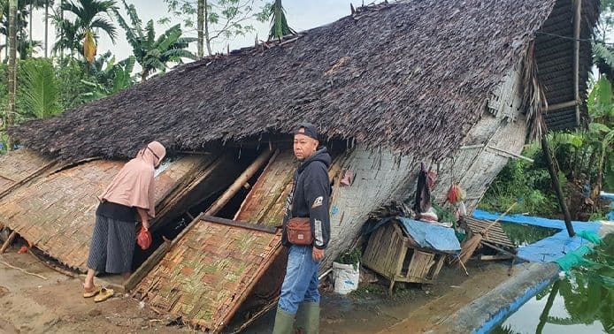 angin_puting_beliung_robohkan_kandang_ayam_satu_warga_deli_serdang_tewas
