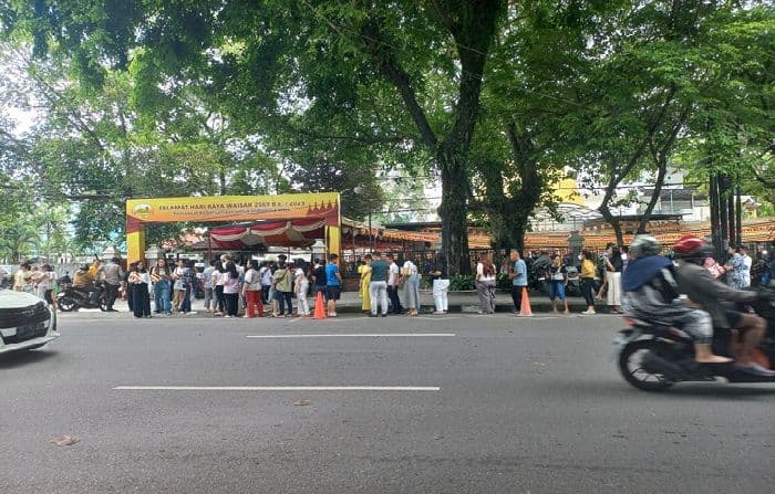 hari_raya_waisak_ribuan_umat_buddha_padati_vihara_borobudur_medan