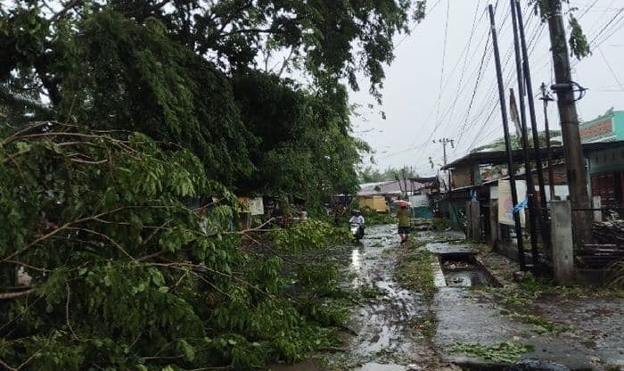 hujan_disertai_angin_kencang_di_kisaran_pohon_tumbang_dan_listrik_padam