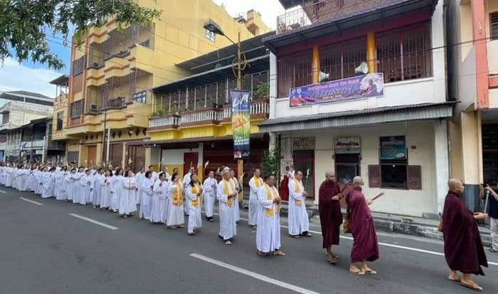 pawai_waisak_2025_di_sibolga_diikuti_ratusan_umat_buddha_ini_kata_polisi