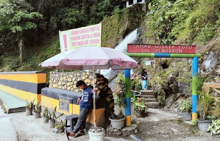 penjaga_swafoto_di_air_terjun_lae_pendaroh_dairi_raup_rp_200000_per_hari