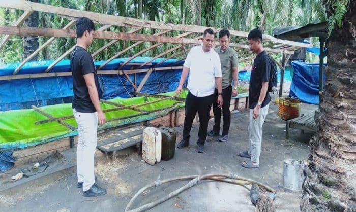 polisi_gerebek_lokasi_penimbunan_cpo_ilegal_di_torgamba_pelaku_kabur