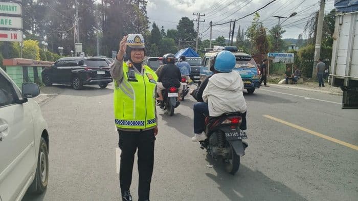 polisi_terapkan_rekayasa_lalu_lintas_di_berastagi_selama_libur_waisak