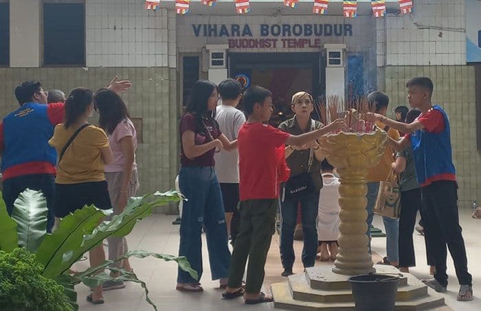 semarak_waisak_di_vihara_borobudur_medan_umat_sampaikan_harapan_dan_doa
