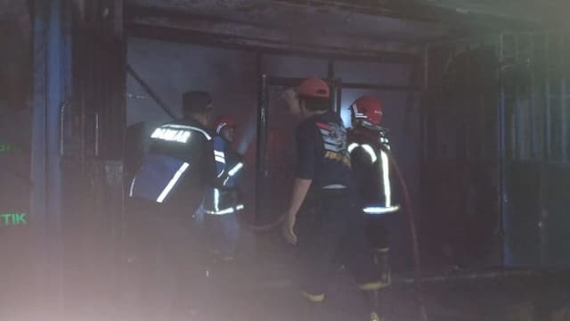 tiga_ruko_di_simpang_sinaksak_hangus_terbakar_kerugian_capai_rp350_juta