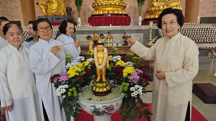 waisak_di_maha_vihara_vidya_maitreya_siantar_padukan_spiritualitas_dan_aksi_sosial