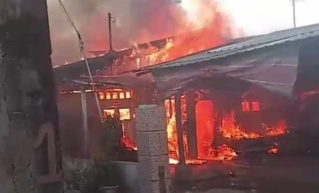 gegara_kipas_angin_dua_rumah_semi_permanen_di_medan_sunggal_ludes_dilahap_api