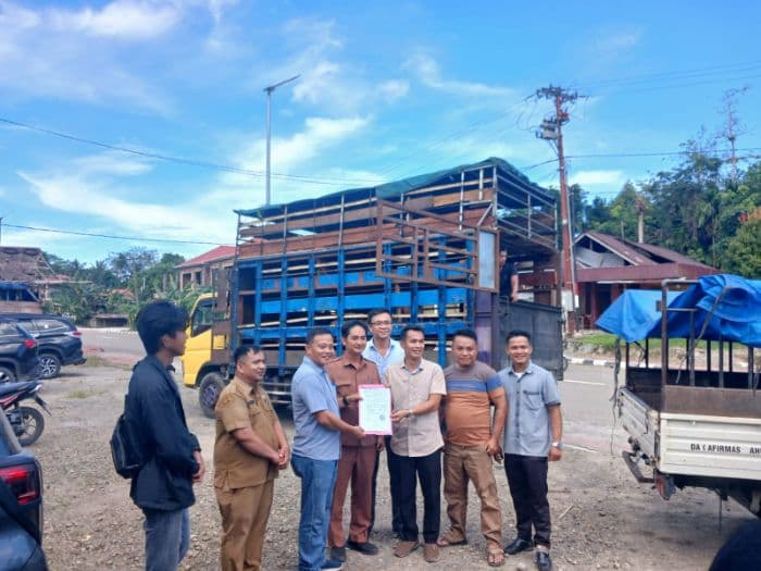perkuat_ekonomi_desa_bumd_nias_barat_salurkan_ratusan_bibit_babi_kepada_bumdes