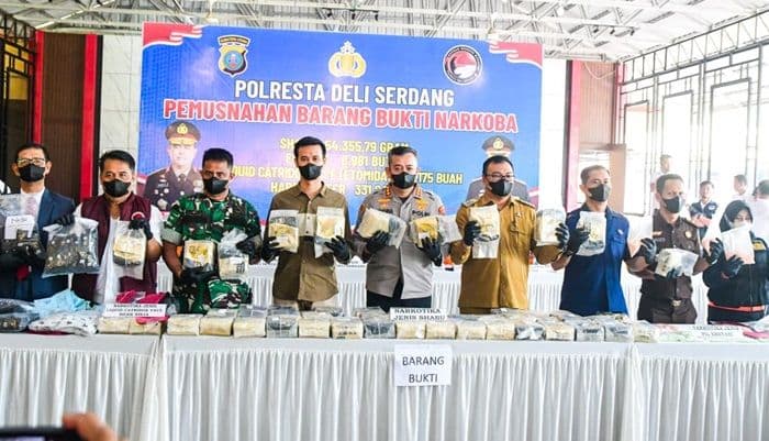 polresta_deli_serdang_musnahkan_54_kg_sabu_dan_ribuan_ekstasi_187_tersangka_diamankan