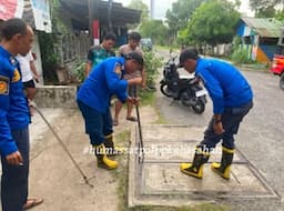 receh_tapi_cuma_damkar_yang_bisa_tolong_mahasiswa_ini_saat_kunci_motor_masuk_parit