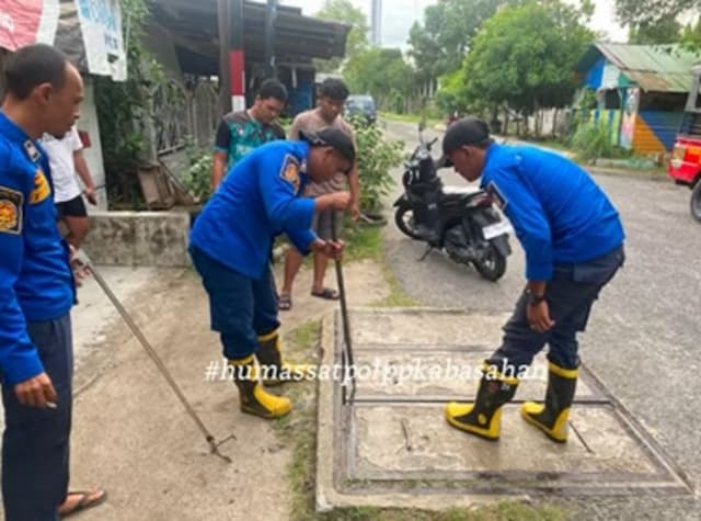 receh_tapi_cuma_damkar_yang_bisa_tolong_mahasiswa_ini_saat_kunci_motor_masuk_parit