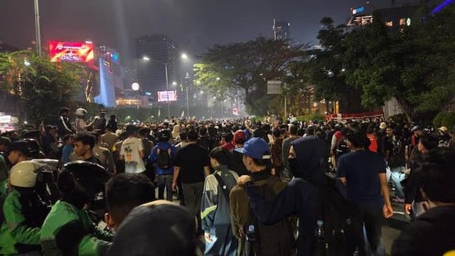 mahasiswa_bubar_sejumlah_massa_masih_bertahan_di_kawasan_tosari