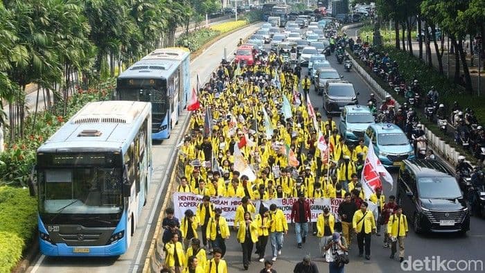 aksi_unjuk_rasa_mahasiswa_ui_massa_masih_bertahan_di_tosari