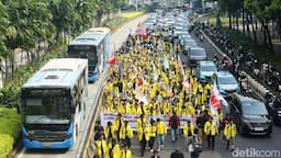 aksi_unjuk_rasa_mahasiswa_ui_massa_masih_bertahan_di_tosari