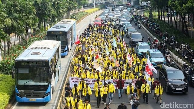 aksi_unjuk_rasa_mahasiswa_ui_massa_masih_bertahan_di_tosari