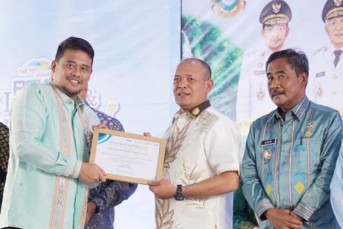 tapteng_raih_peringkat_1_realisasi_investasi_di_sumut_2025_capai_rp2899_miliar