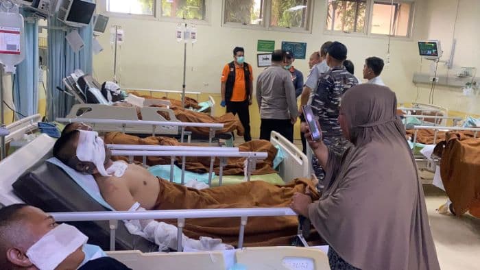 tni_al_bantu_evakuasi_14_korban_luka_bakar_akibat_ledakan_km_aceh_hebat_2_