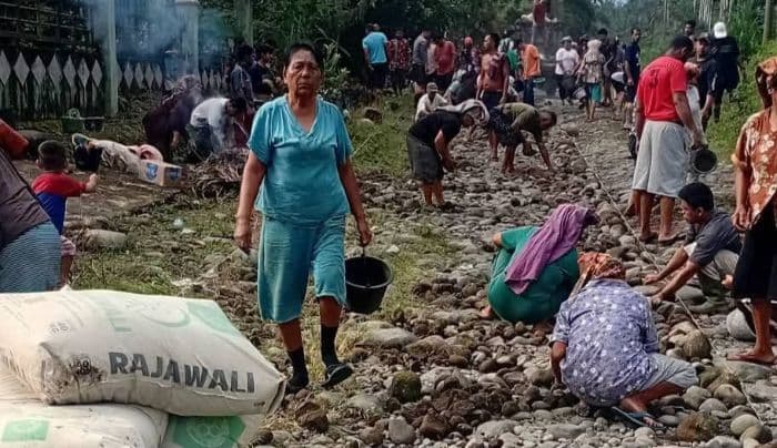 warga_tiga_dusun_di_desa_belinteng_gotong_royong_cor_jalan_secara_swadaya_