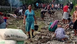 warga_tiga_dusun_di_desa_belinteng_gotong_royong_cor_jalan_secara_swadaya_