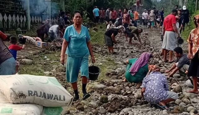 warga_tiga_dusun_di_desa_belinteng_gotong_royong_cor_jalan_secara_swadaya_