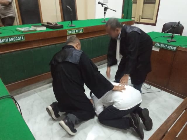 divonis_bebas_mantan_kepala_bkd_langkat_menangis_hingga_sujud