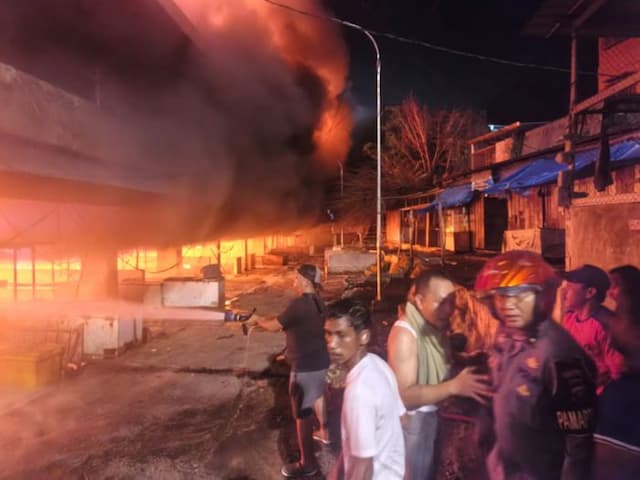 kebakaran_pasar_sibolga_nauli_hanguskan_500_kios_kerugian_ditaksir_capai_rp10_miliar