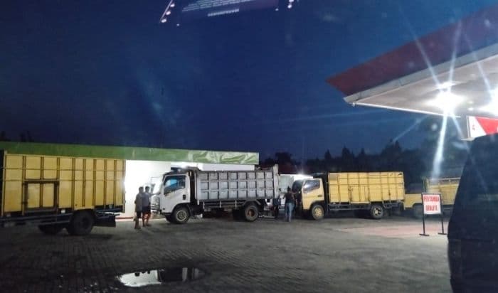sopir_truk_rela_bermalam_di_spbu_lubuk_pakam_demi_mendapatkan_solar_