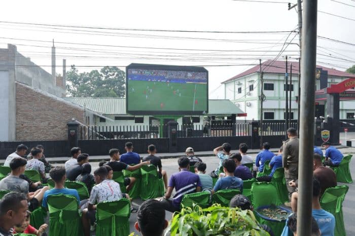 warga_kisaran_padati_videotron_kodim_0208asahan_bertahan_nonton_argentina_lolos_ke_semifinal_piala_dunia_2026