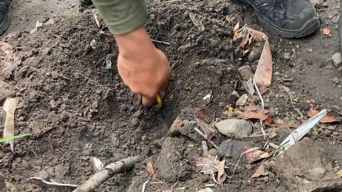 asap_panas_70_derajat_muncul_dari_tanah_di_depok_warga_khawatir_ada_bahaya_