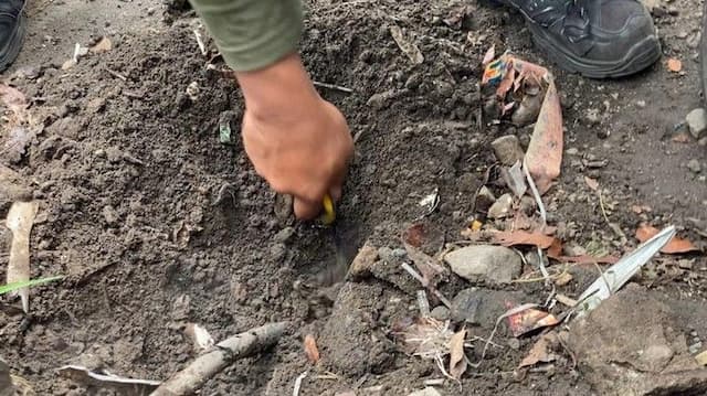 asap_panas_70_derajat_muncul_dari_tanah_di_depok_warga_khawatir_ada_bahaya_