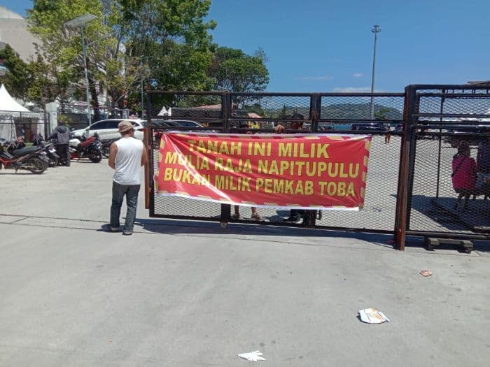 diduga_kompensasi_belum_terpenuhi_warga_bentangkan_spanduk_di_venue_balige