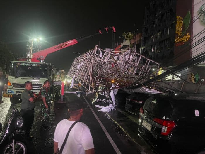 diterjang_angin_kencang_baliho_roboh_timpa_tiga_mobil_di_jalan_zainul_arifin_medan