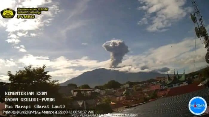 gunung_marapi_erupsi_semburkan_abu_1600_meter