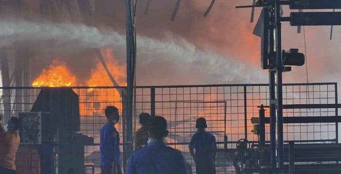 kebakaran_pabrik_tikar_busa_plastik_di_binjai_kerugian_capai_ratusan_juta