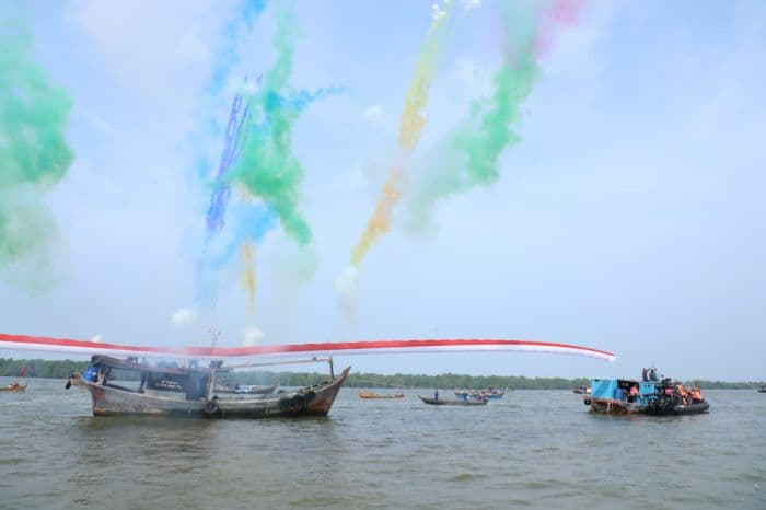 bendera_merah_putih_raksasa_dibentangkan_di_muara_selat_malaka