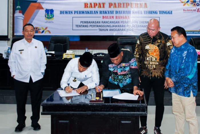 enam_fraksi_dprd_tebing_tinggi_setujui_pertanggungjawaban_apbd_2025_jadi_perda