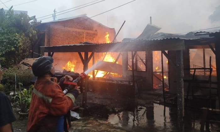 enam_rumah_di_binjai_timur_ludes_terbakar_korban_nihil_