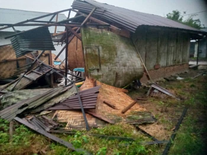 sedang_tidur_rumah_warga_pantai_labu_nyaris_roboh_diterjang_puting_beliung