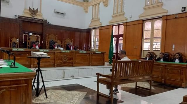 sidang_tuntutan_empat_terdakwa_korupsi_penjualan_aluminium_inalum_ditunda