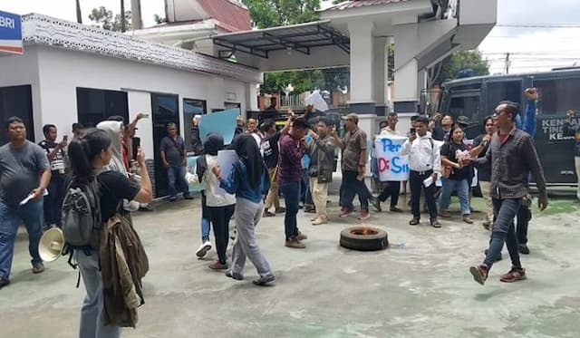 mahasiswa_bakar_ban_kejari_simalungun_janji_tuntaskan_dugaan_korupsi_baju_olahraga