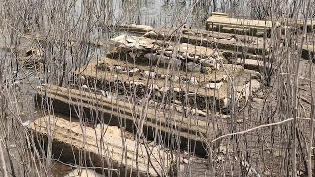 air_waduk_gajah_mungkur_di_wonogiri_surut_puluhan_makam_kuno_muncul